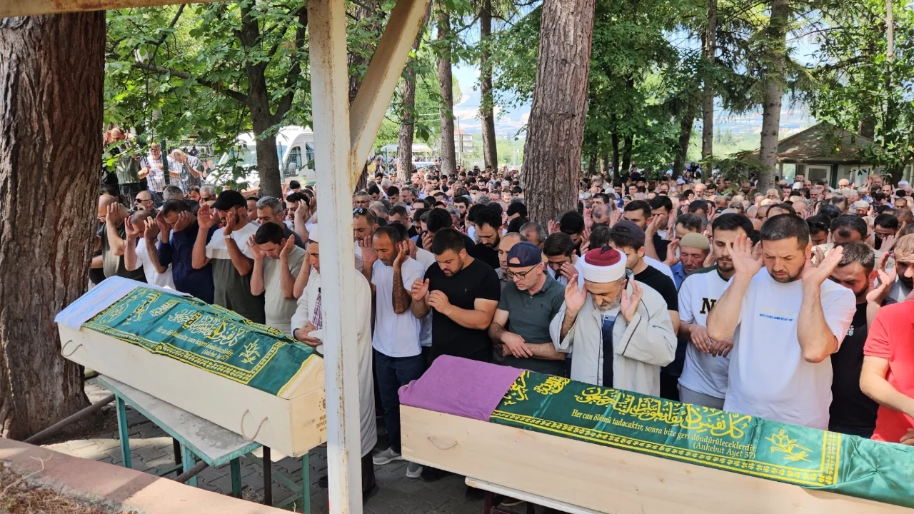 Kazada ölen genç çift son yolculuğuna yan yana uğurlandı