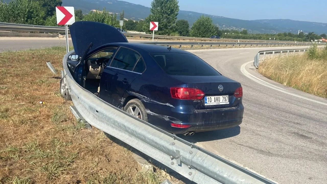Bursa'da navigasyon kazası: Otomobil bariyerlere çarptı