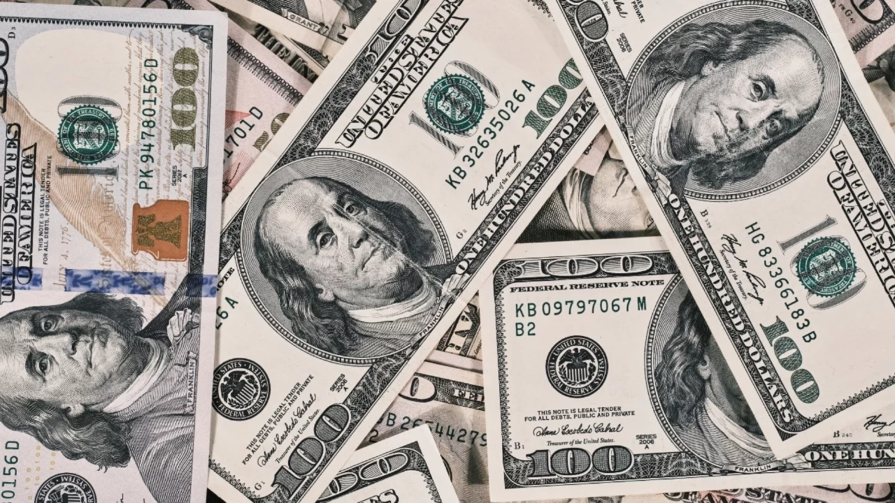 Dolar ve euro haftaya yükselişle başladı