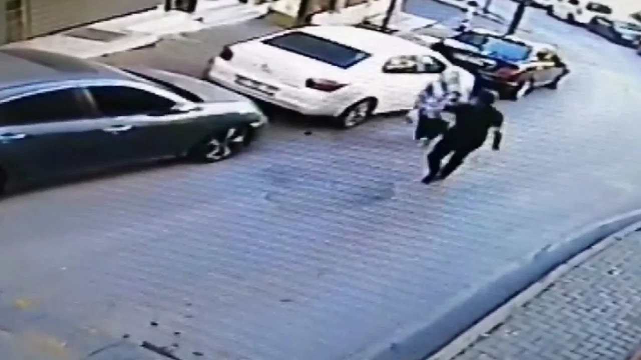Marketten Dönen Kadına Sokak Ortasında Saldırı: O Anlar Kamerada