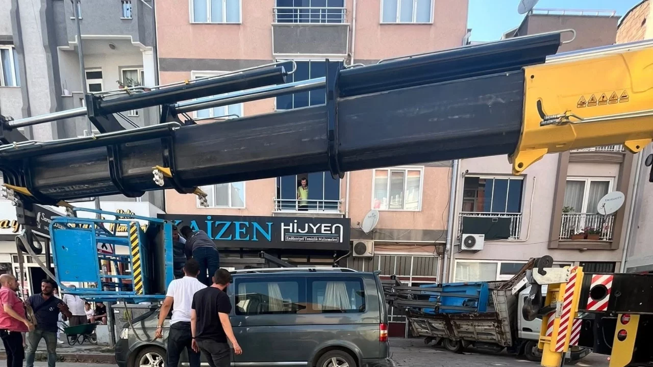 Bursa'da Korku Dolu Anlar: Devrilen Taşıma Asansörü Güvenlik Kamerasına Yansıdı