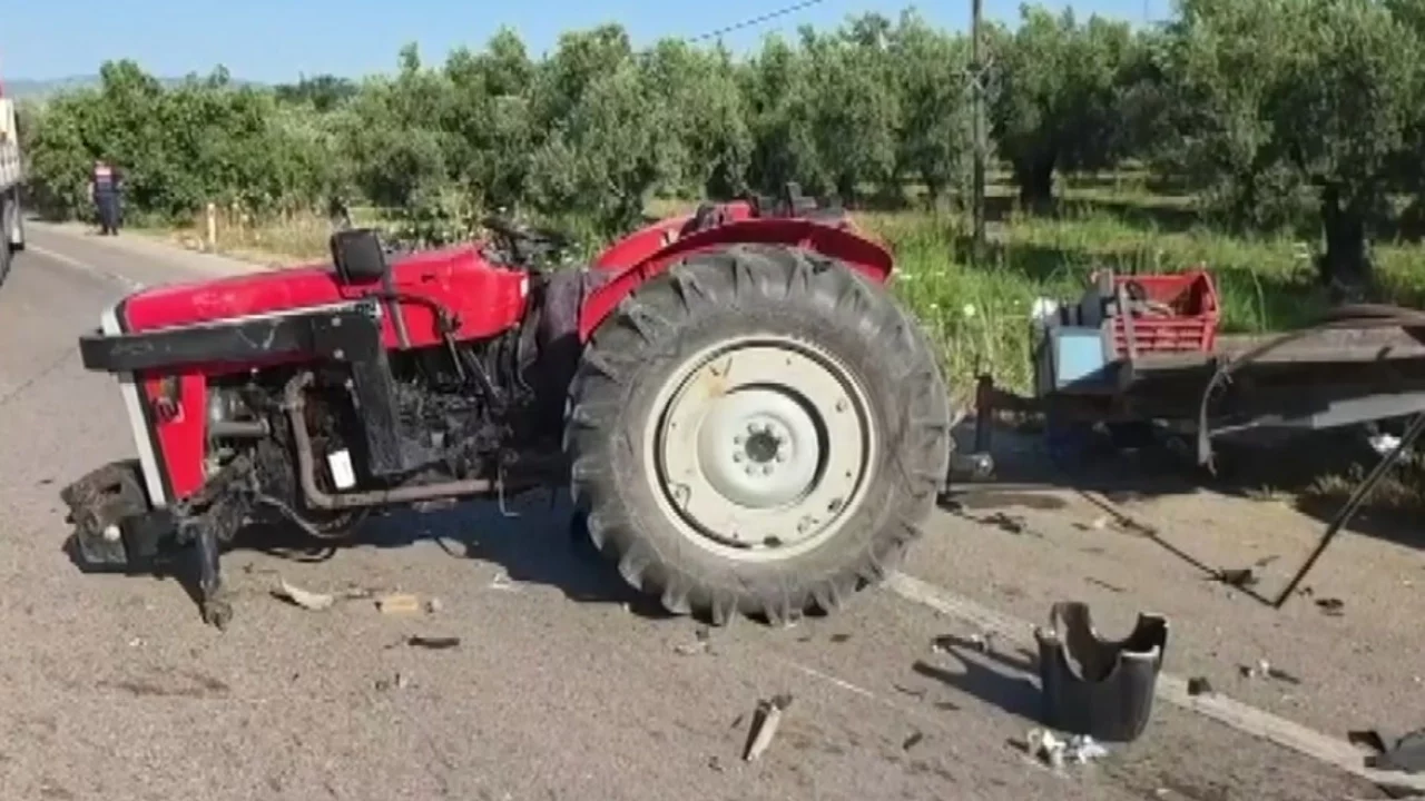 Bursa'da Hafif Ticari Araç Traktöre Çarptı: Yaşlı Çift Yaralandı