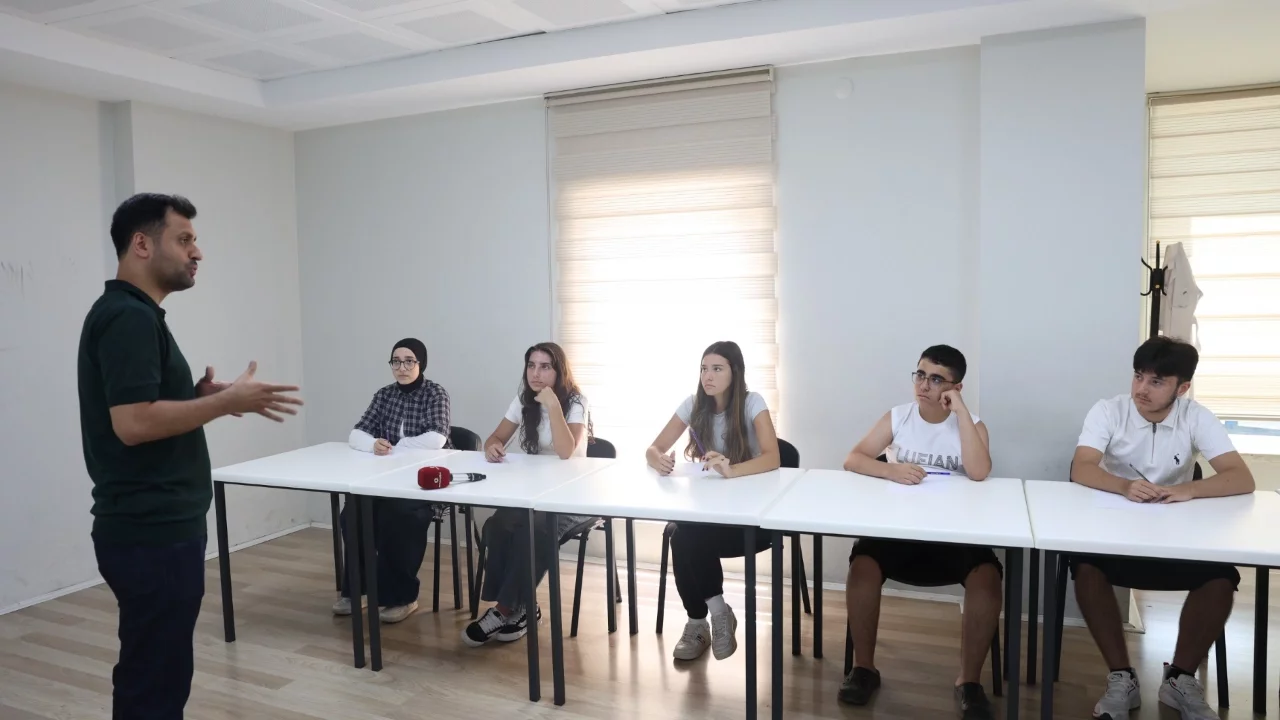 Osmangazi'den gençlerin geleceğine ücretsiz eğitim desteği