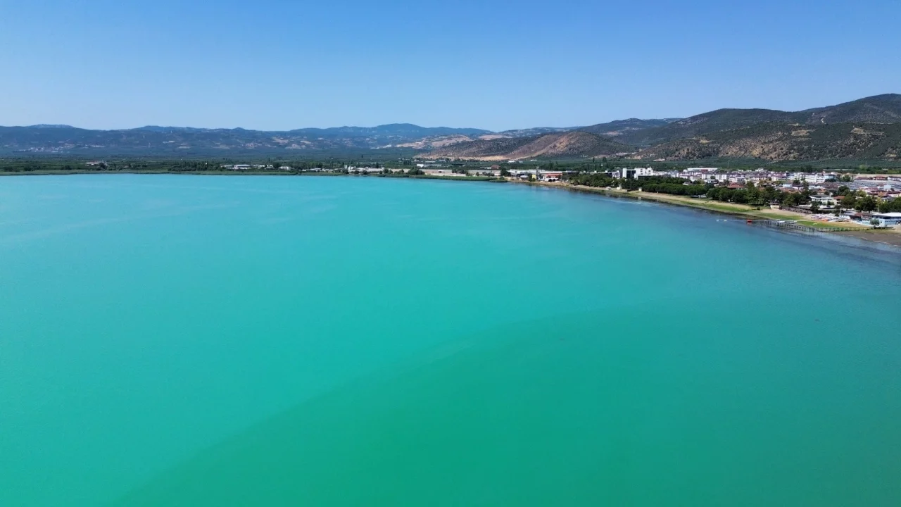 İznik Gölü turkuaza büründü, bazilika ziyaretçi akınına uğradı
