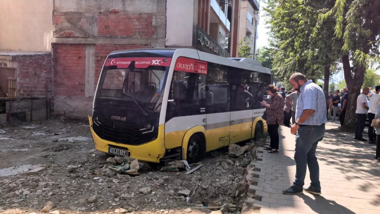İnegöl'de kontrolden çıkan halk minibüsü iş yerine daldı: Facianın eşiğinden dönüldü