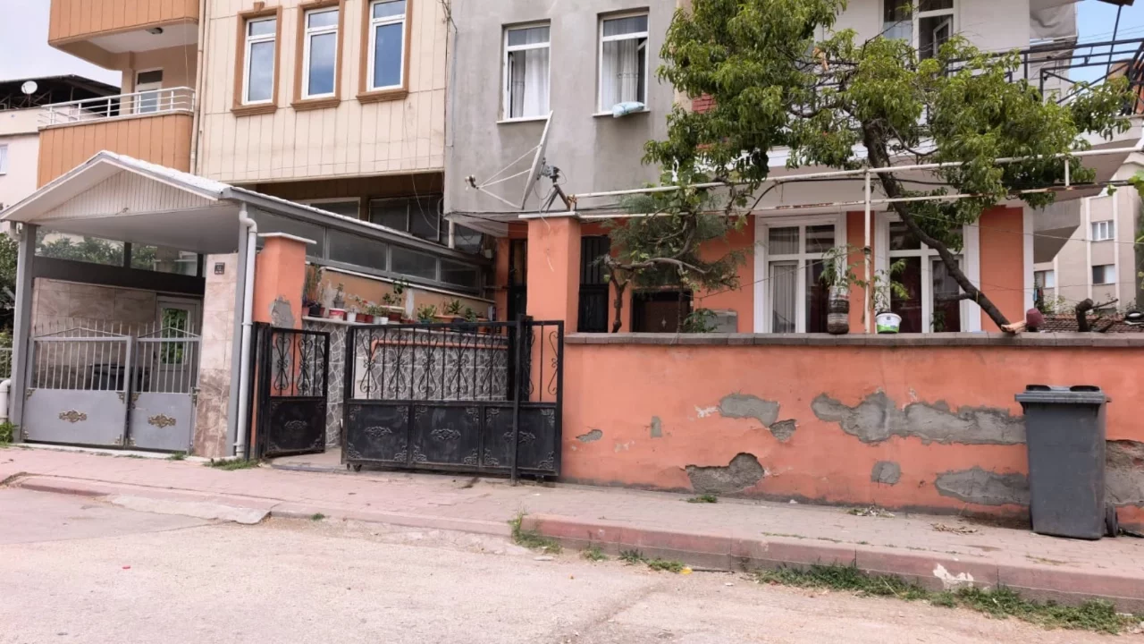 Bursa'da 150 Kiloluk Demir Kapının Altında Kalan 3 Yaşındaki Çocuk Ağır Yaralandı