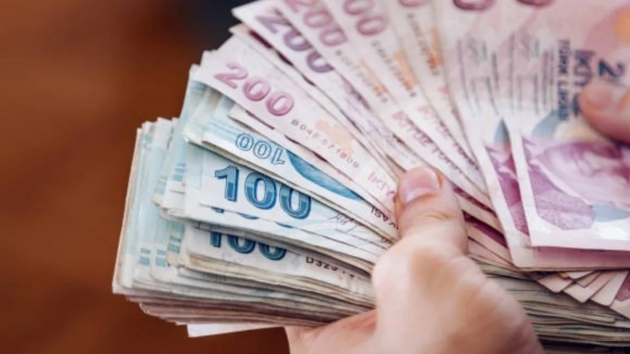 SGK Duyurdu: Emekli Sandığı Zam Farkları Hesaplara Yatırılıyor