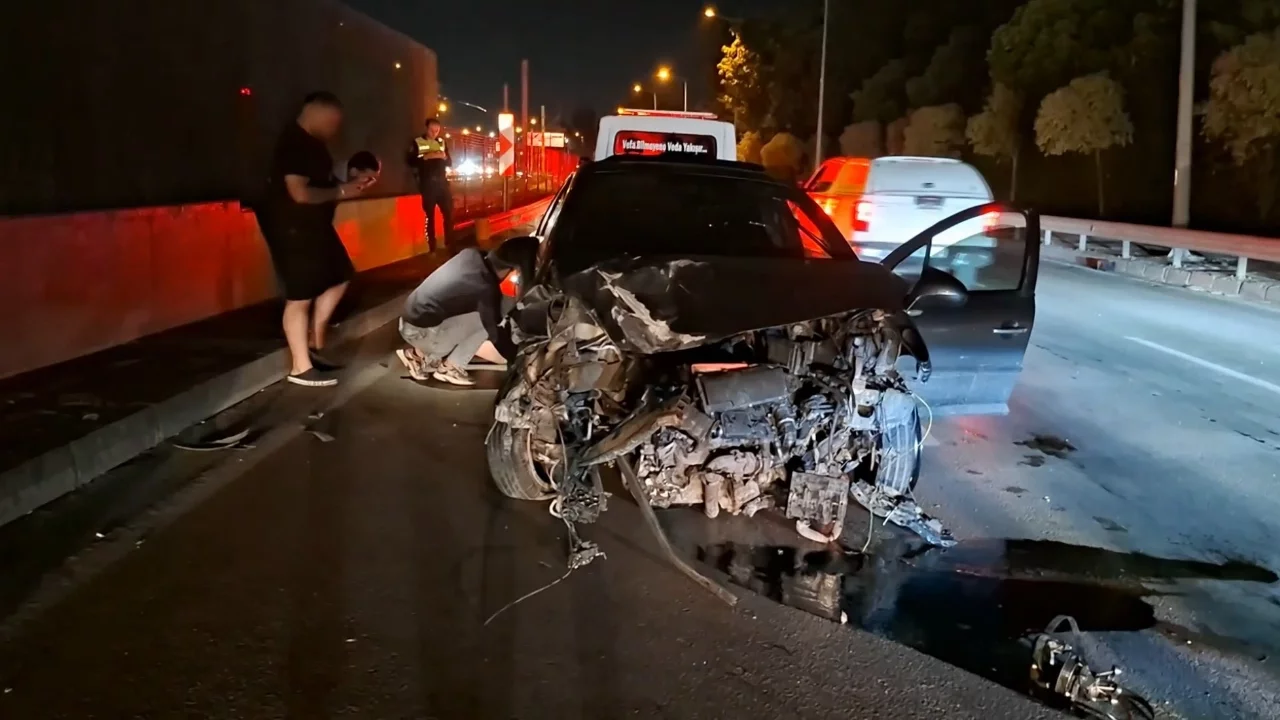 Bursa'da Kontrolden Çıkan Otomobil Baz İstasyonu ve Bariyerlere Çarptı