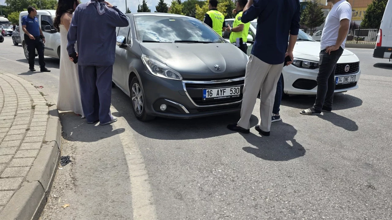 Bursa'da otomobil ile motosiklet çarpıştı: 2 kişi yaralandı