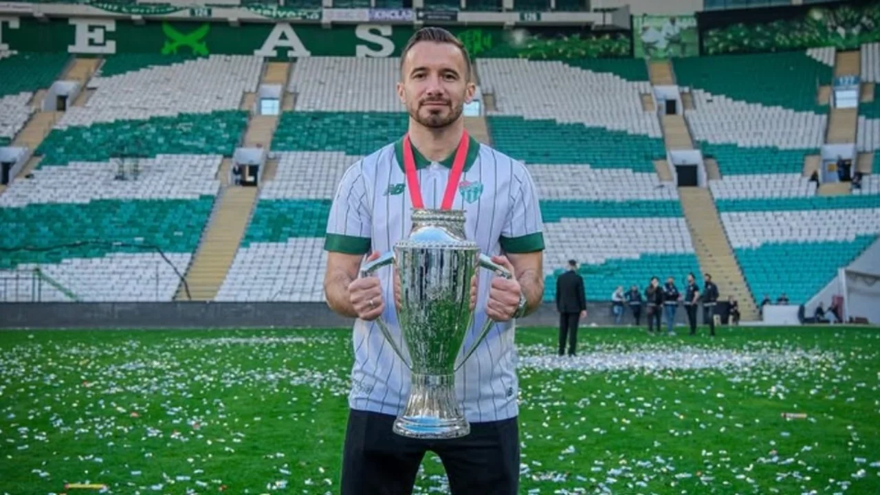 Bursaspor'un şampiyon futbolcusu Talha Yünkuş yeni takımını buldu