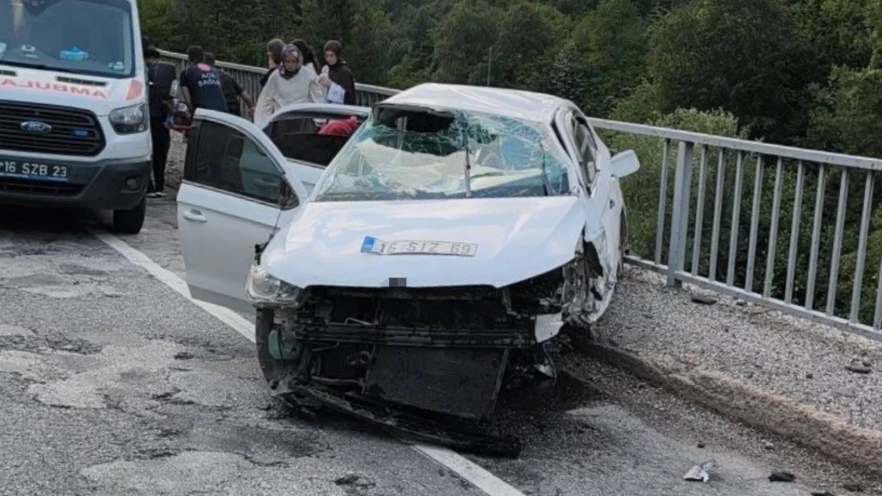 Bursa'da otomobil köprü bariyerlerine çarptı: 5 yaralı