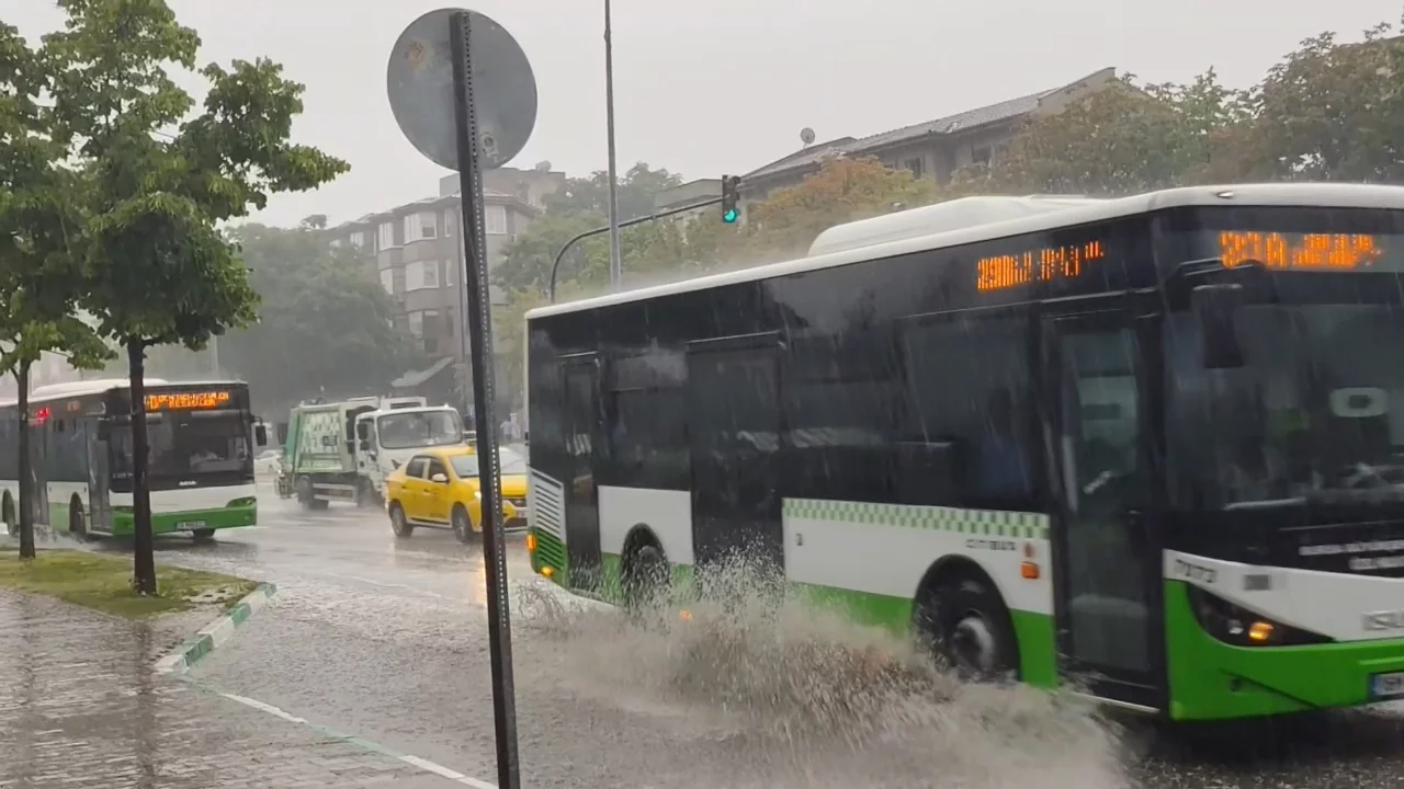 Bursa'da yollar göle döndü, vatandaşlar zor anlar yaşadı