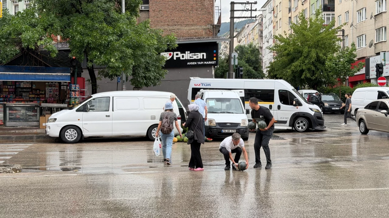 Bursa'da kamyonetin kapağı açılınca karpuzlar yola döküldü