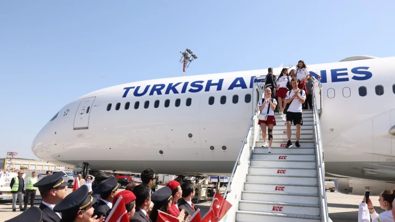 Milletler Ligi şampiyonu Filenin Sultanları coşkuyla karşılandı