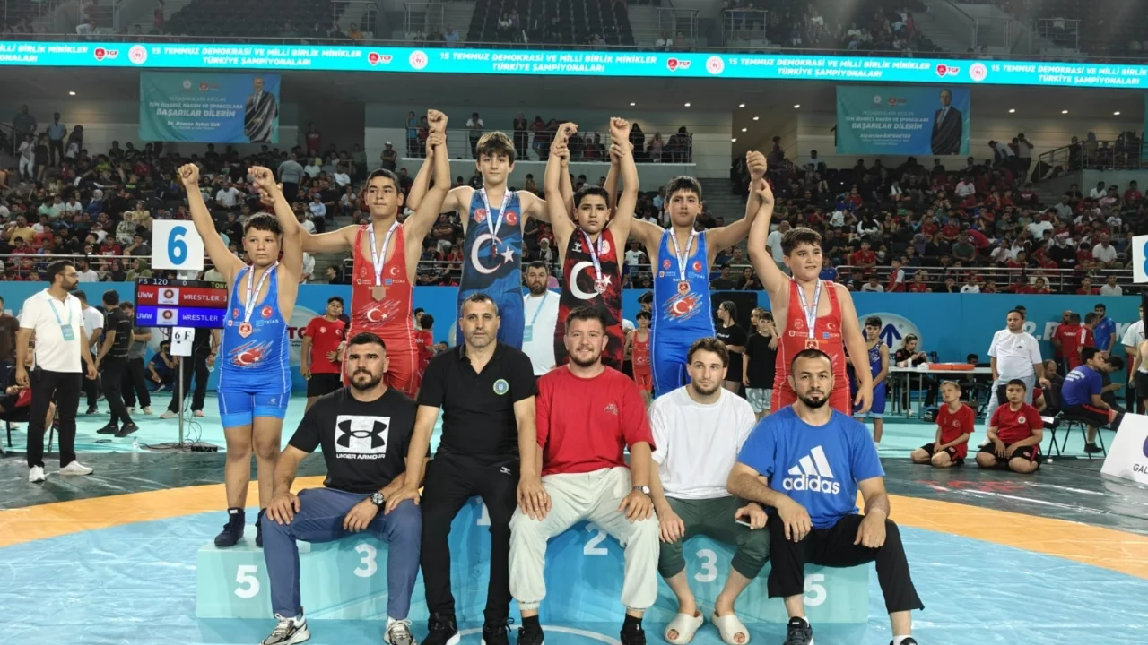 Minikler Güreş Türkiye Şampiyonası'na Büyükşehir damgası!