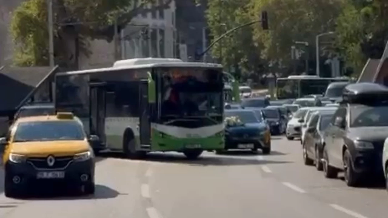 Bursa'da Otobüs Şoförü Düğün Konvoyunun Önünü Kesti, Damattan Zarf Aldı