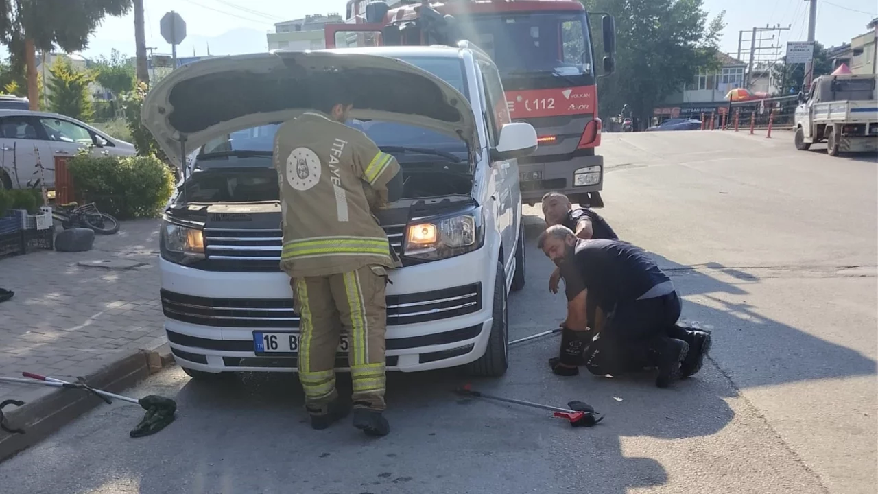 Bursa'da minibüsün motoruna giren yılan itfaiyeyi harekete geçirdi