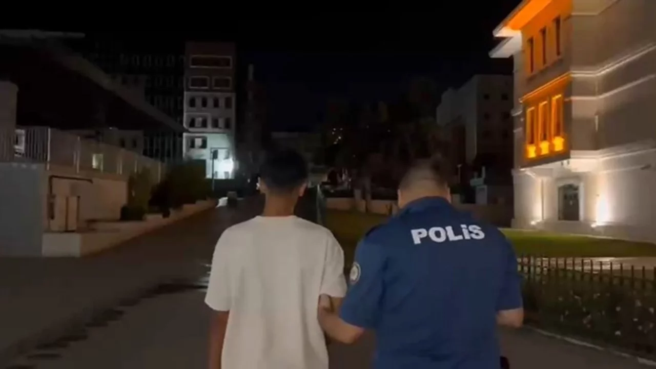 Bursa'da İki Grup Birbirine Girdi, Kavga Kameraya Yansıdı