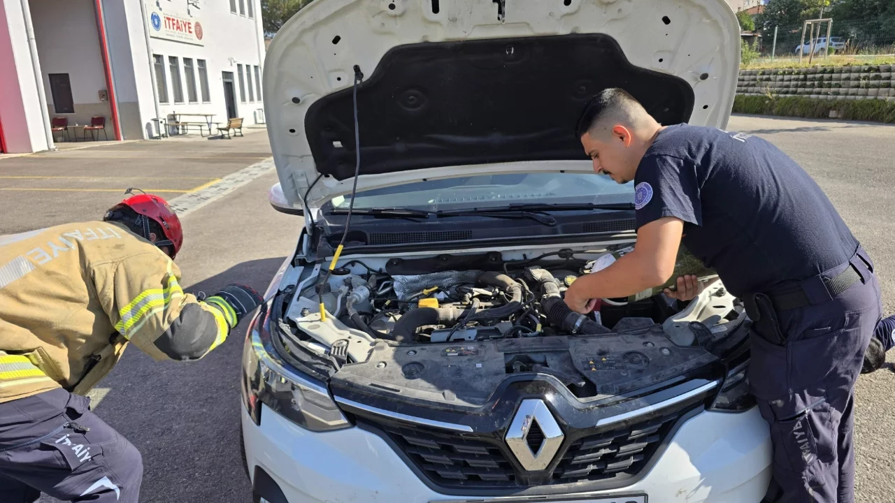Bursa'da Otomobilin Motorunda Mahsur Kalan Yavru Kedi Kurtarıldı