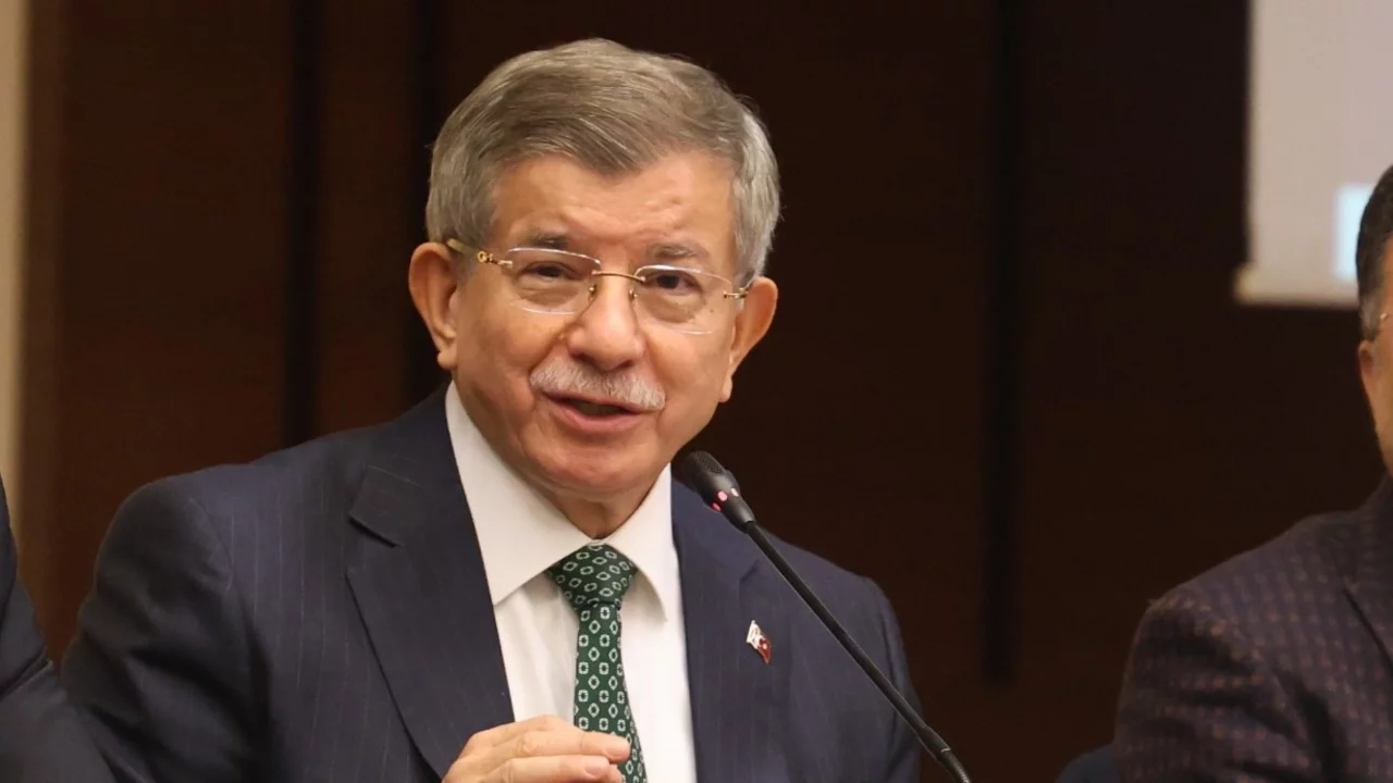Ahmet Davutoğlu: "Gelecek Partisi'nin Siyasi Faaliyetlerini Sonlandırıyoruz"