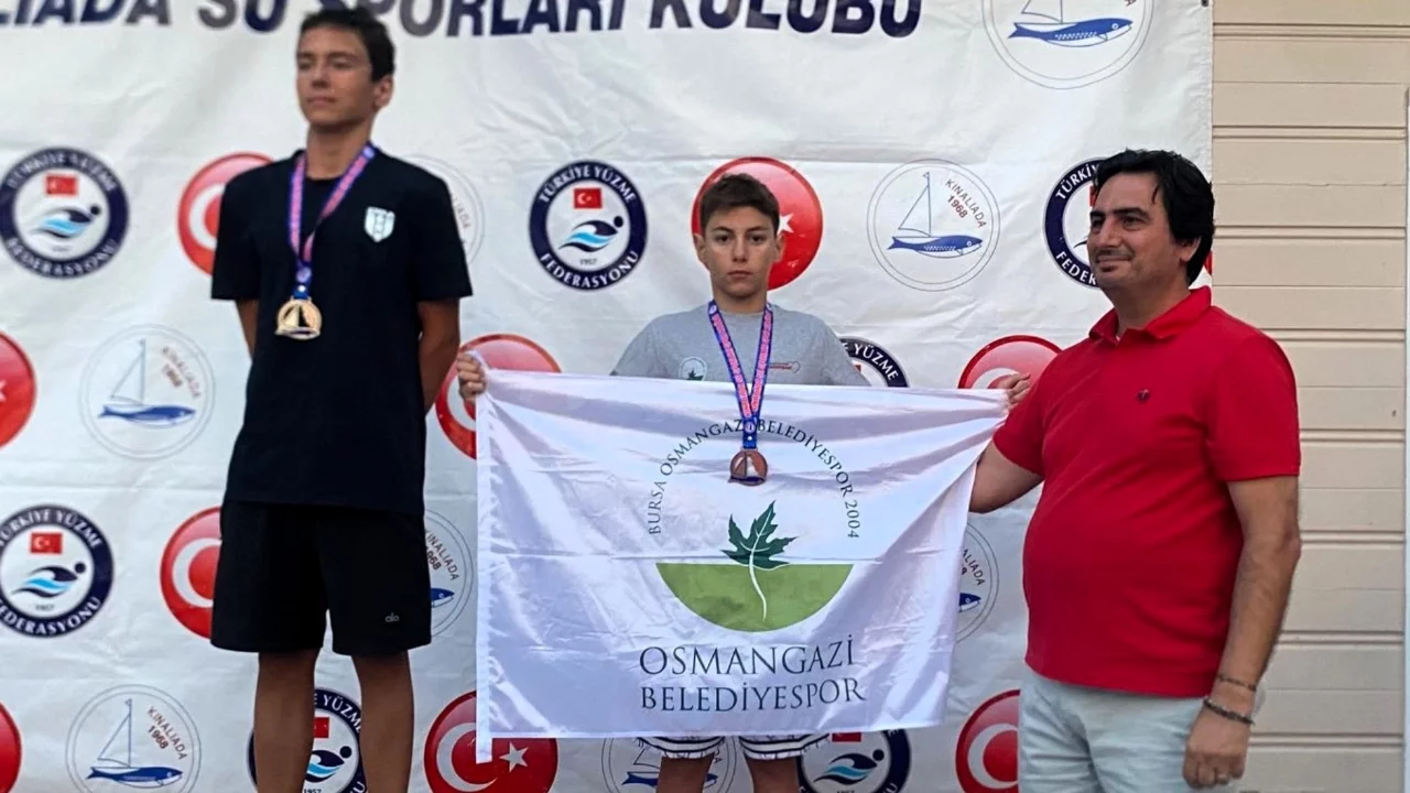 Osmangazi'nin Genç Yüzücüleri Kürsüyü Bırakmadı
