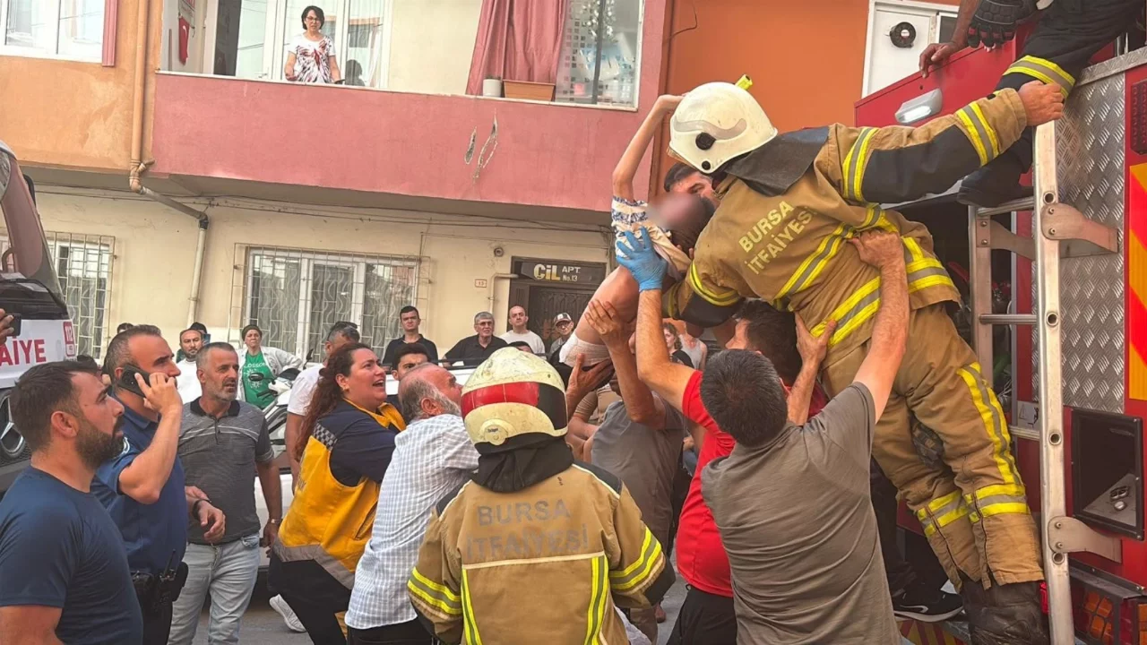 Bursa'da apartman yangınında engelli çocuk kurtarıldı