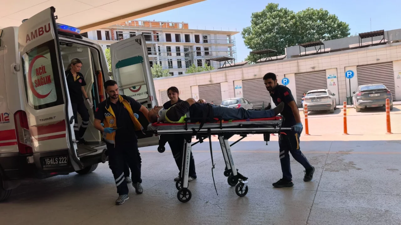 Bursa'da otomobil ile triportör çarpıştı: 1 yaralı
