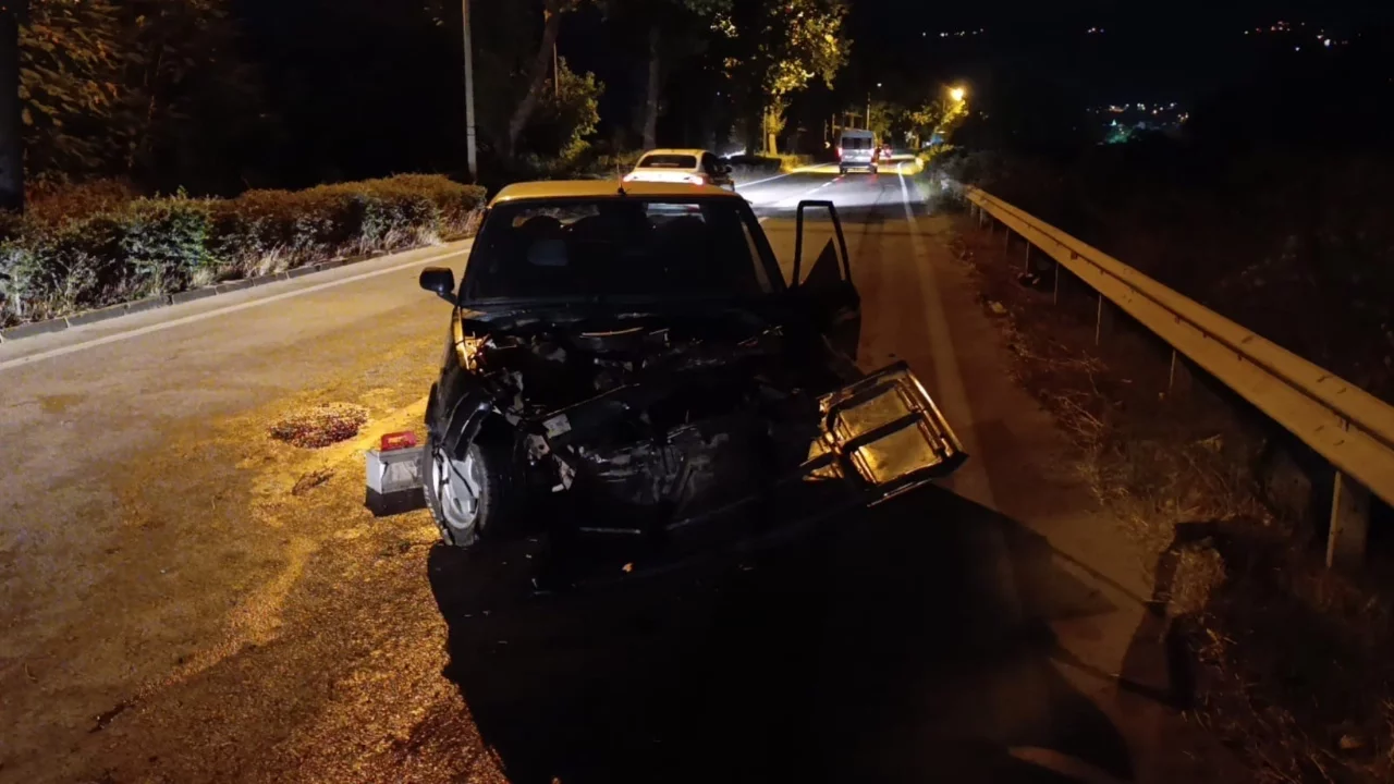 Bursa'da otomobil ağaca çarptı: 18 yaşındaki sürücü yaralandı