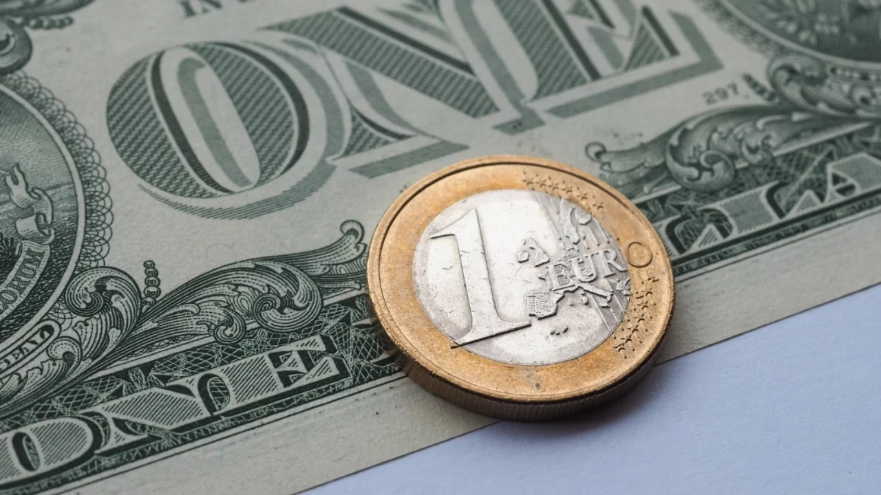 Kapalıçarşı'da dolar ve euro güne yükselişle başladı