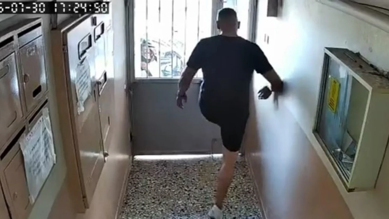 Bursa'da kuryenin kapıya tekme attığı anlar kamerada