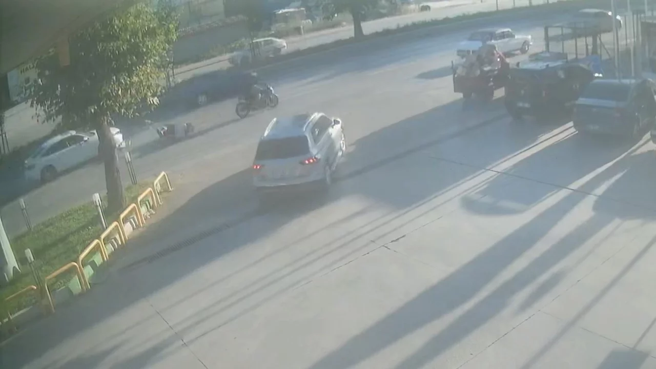 Bursa'da motosiklet otomobile çarpıp sürüklendi