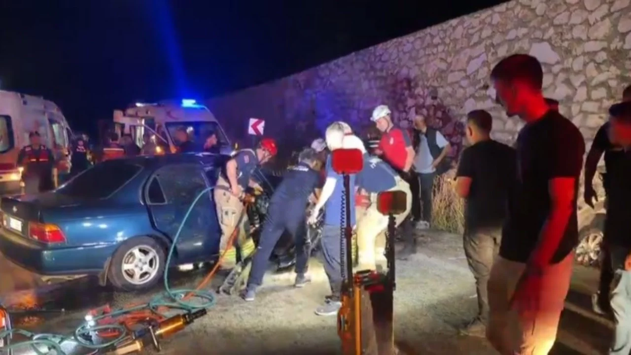 Bursa'da iki otomobil çarpıştı: 5 yaralı, 2 can kaybı