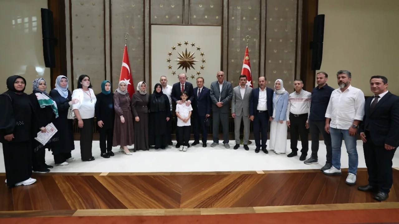 Cumhurbaşkanı Erdoğan, Kahramanmaraş'taki okul saldırısında hayatını kaybeden öğrencilerin ailelerini kabul etti