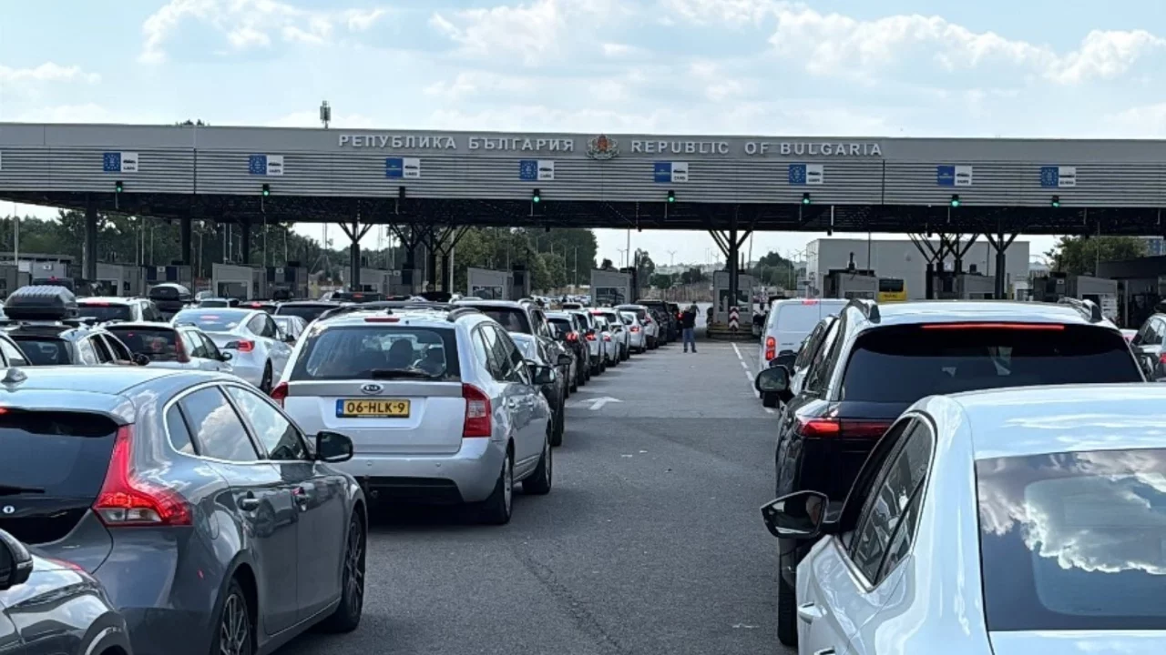 Yıllık izinlerini Türkiye'de geçiren gurbetçiler sınır kapılarında yoğunluk oluşturdu