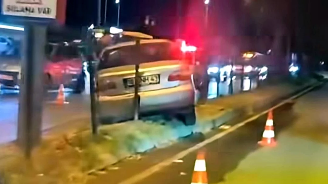 Bursa'da kontrolden çıkan otomobil orta refüje çıktı