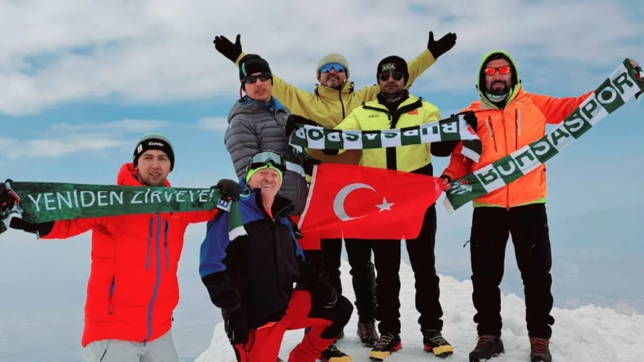 Bursalı dağcılar Ağrı Dağı'nın zirvesine ulaştı: 5 bin 137 metrede Bursaspor atkısı açtılar