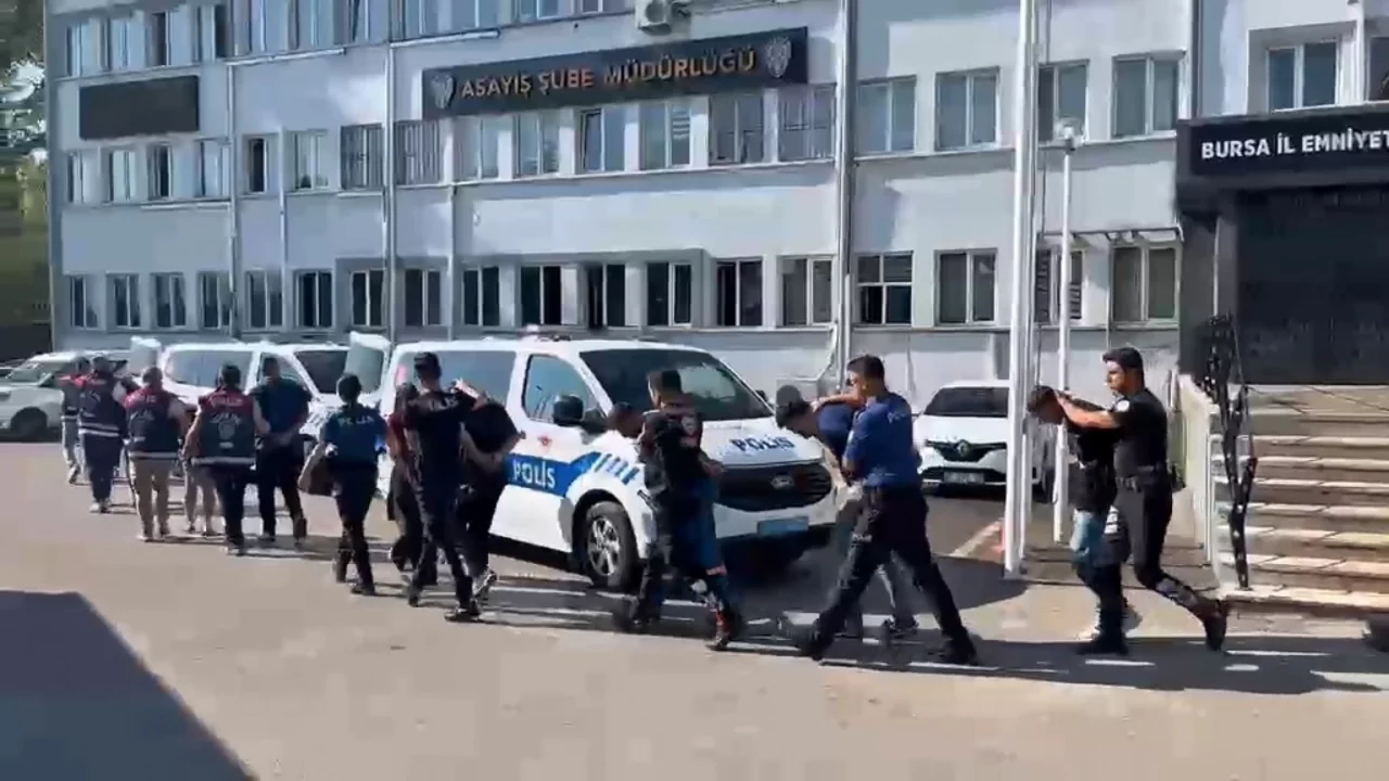Bursa'da zorla banka hesabı açtırdığı iddia edilen şebekeye operasyon