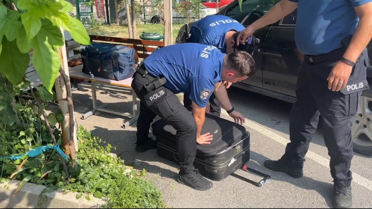 Bursa Valiliği karşısındaki şüpheli valizler polisi alarma geçirdi