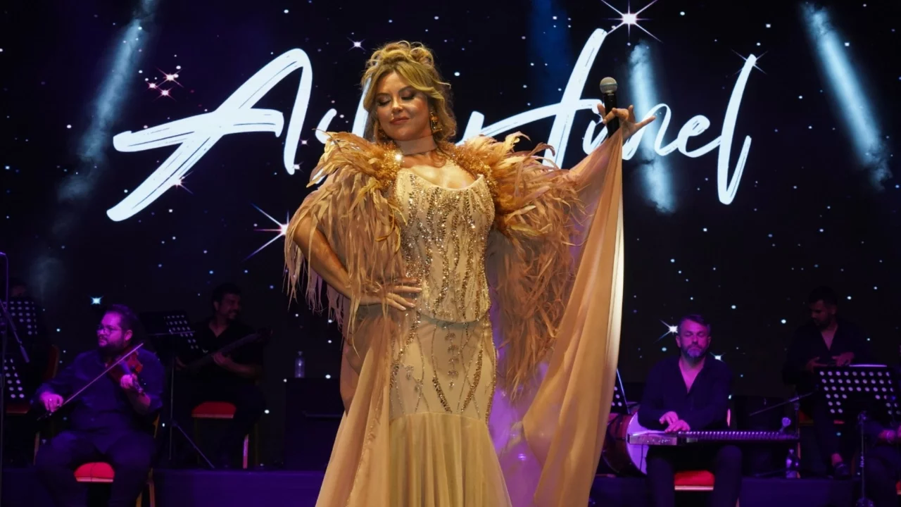 Aslı Hünel'den Açıkhava'da müzik ziyafeti