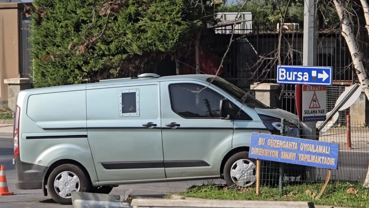 Bursa'da zırhlı banka aracı elektrik direğine çarptı