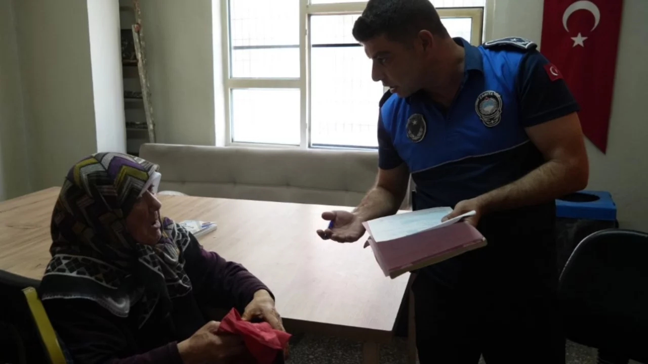 Parkta dilencilik yapan 77 yaşındaki kadına para ve ceza şoku