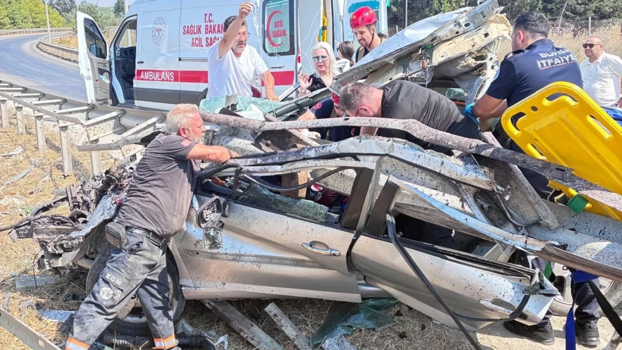 Bursa'da bariyere ok gibi saplanan otomobilde karı koca yaralandı
