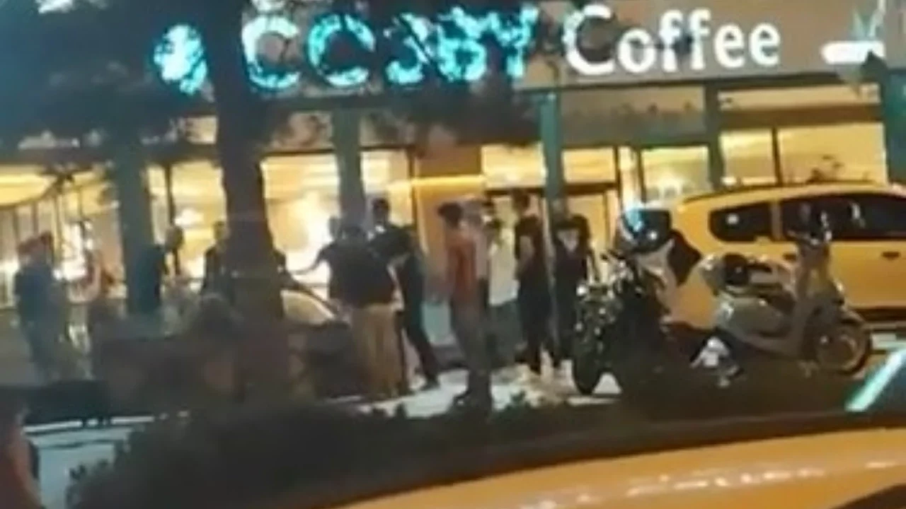 Bursa'da kafe önünde iki grup birbirine girdi