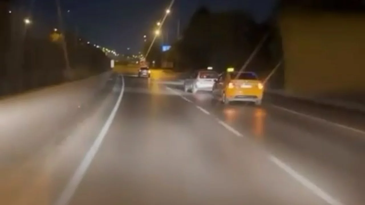 Bursa'da trafikte korku dolu anlar: İki taksi başka aracı sıkıştırdı