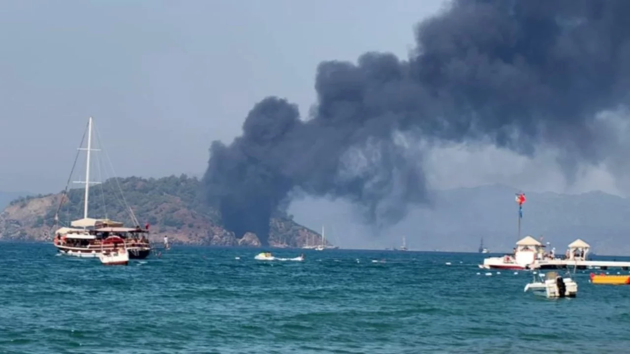Gezi teknesi alev aldı: 115 kişi denize atladı