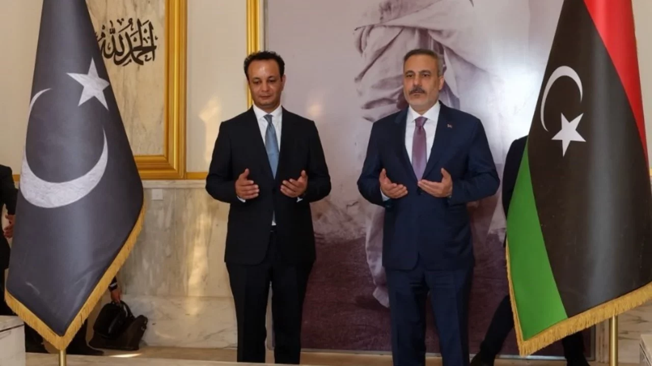 Hakan Fidan, Bingazi'de Ömer Muhtar'ın anıt mezarını ziyaret etti