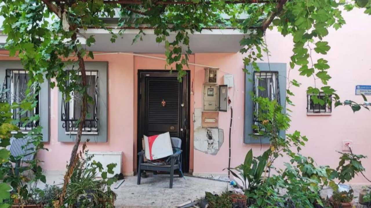villasını ateşe veren mimar hayatını kaybetti