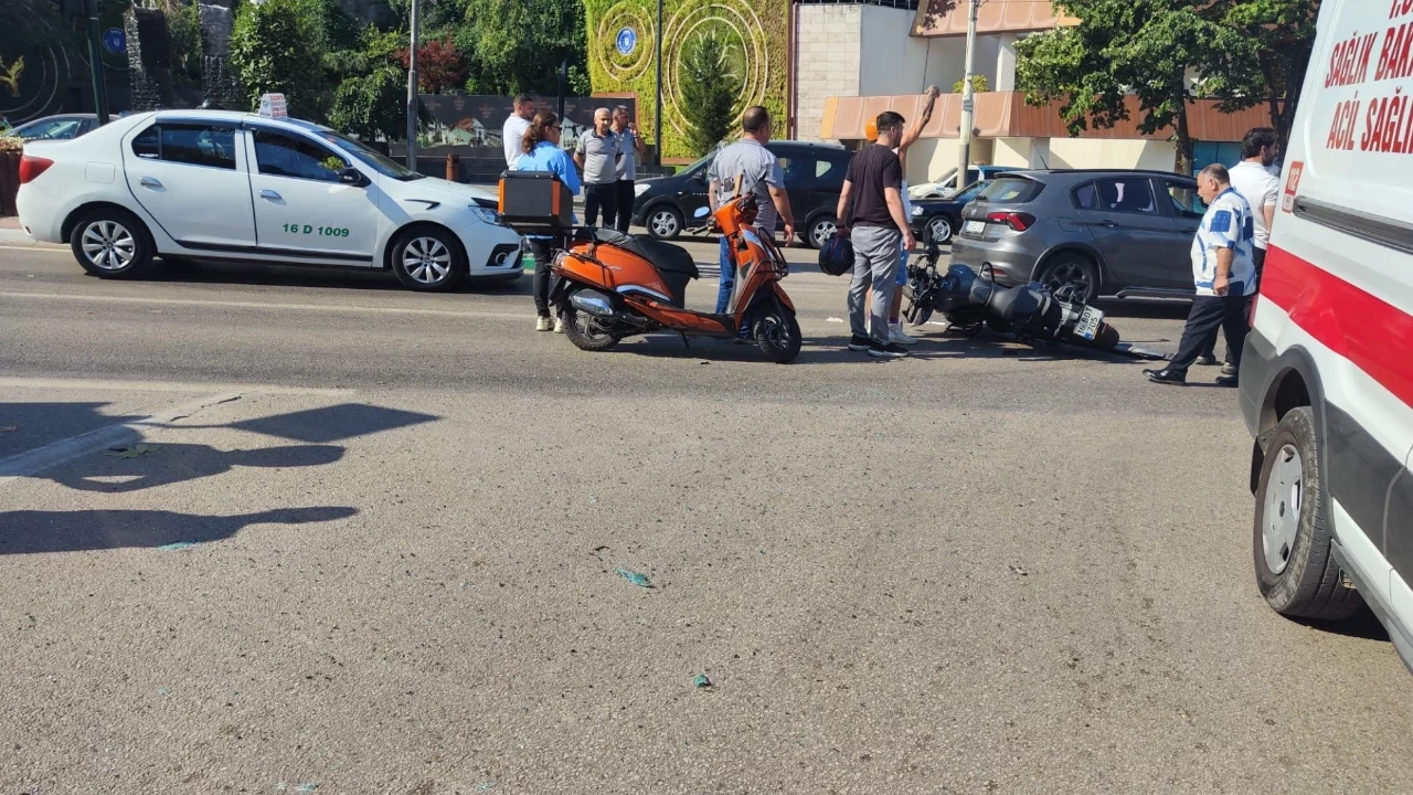 Bursa'da motosiklet ambulansla çarpıştı: 1 yaralı