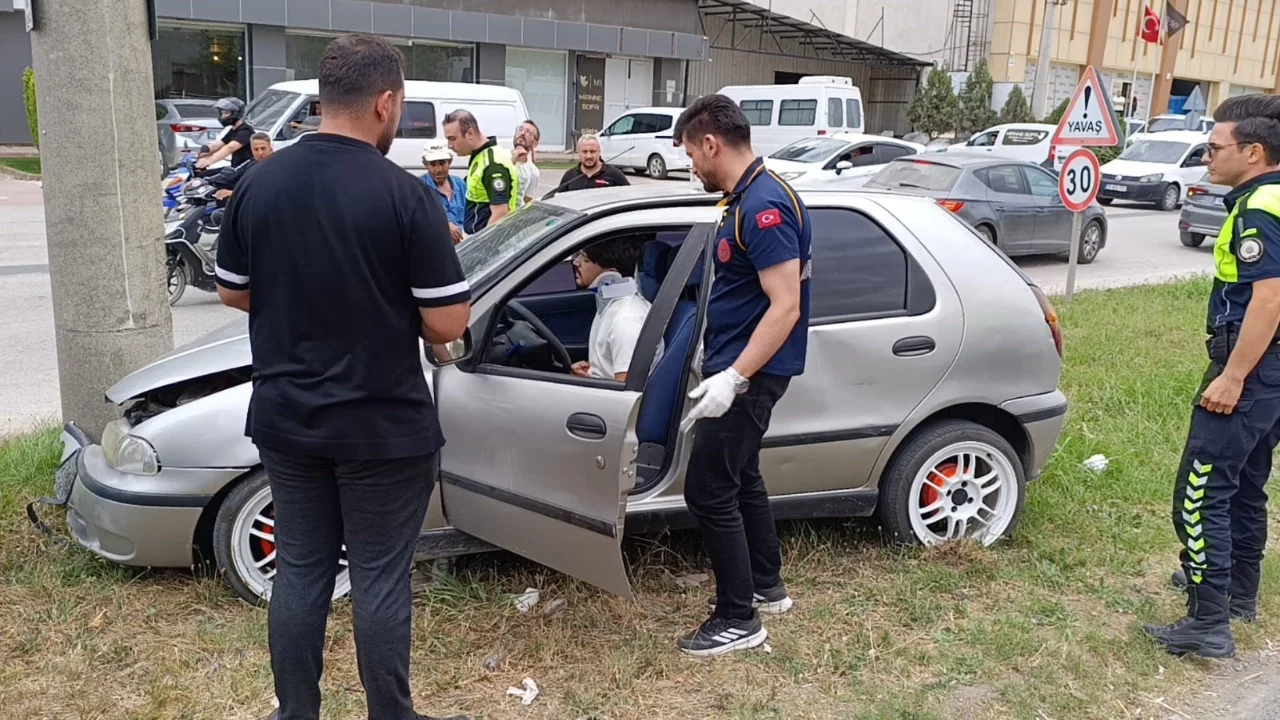 Bursa'da otomobil beton elektrik direğine çarptı: 1 yaralı
