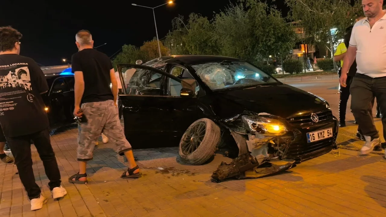 Bursa'da otomobil 2 araca çarptı: Sürücü yaralandı